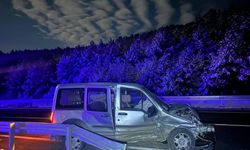 Ardahan'da bariyerlere çarpan hafif ticari araçtaki 4 kişi yaralandı