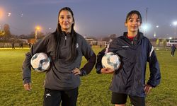 Aynı takımda top koşturan ikiz kızların hedefi milli formayı giymek