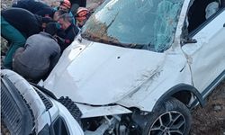 Bingöl’de otomobil şarampole uçtu: 2 yaralı