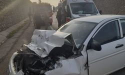 Elazığ'da traktöre çarpan otomobildeki 3 kişi yaralandı