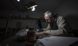 Emekli hekim Oltu taşı tozuyla ahşap oymacılığına yeni bir soluk getiriyor