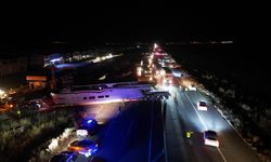 Erzurum-Artvin kara yolunda dorsesi yola oturan gemi yüklü tır ulaşımı aksattı