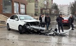 Erzurum'da 2 otomobil çarpıştı, 4 kişi yaralandı