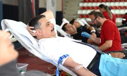 Erzurum'da 45'inci kez kan bağışı yapan Vali Çiftçi'ye plaket verildi