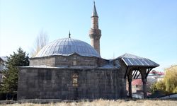 Erzurum'daki tarihi Şeyhler Camisi minaresindeki güneş saatiyle dikkati çekiyor