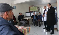 Gönüllü doktor ve gençler sağlık taraması ve ilk yardım eğitimi için köy yollarında