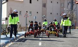 Hakkari'de jandarma ekiplerinden öğrencilere uygulamalı trafik eğitimi