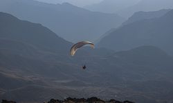 Hakkarili öğretmen pilot, paraşüt tutkunlarına gökyüzünün kapılarını aralıyor
