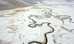 Karla beyaza bürünen Göle Ovası'ndaki menderesler dronla görüntülendi