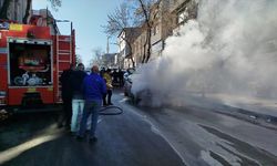 Kars'ta seyir halindeyken alev alan otomobil kullanılamaz hale geldi