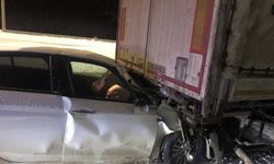 Kars'ta tıra çarpan otomobilin sürücüsü yaralandı
