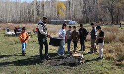Kazanda pişirdiği etlerle sahipsiz kedileri besliyor