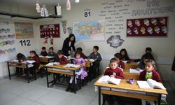 Köy okulundaki öğretmenin girişimiyle açılan sanat atölyesi öğrencilerin becerilerini geliştirdi