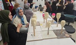 Muş'ta üniversite öğrencileri, köy çocukları için atık malzemelerle kuklalar yapıyor