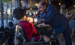 Otizmli oğlu ve eşinden etkilenerek kendisini engelli bireylere adadı