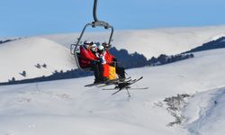 Sarıkamış Kayak Merkezi'nde vatandaşların kayak keyfi sürüyor