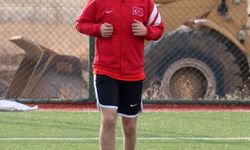 Sekiz günlükken ameliyat sonrası kısmi felç geçiren Fatih, sporla engelleri aşıyor