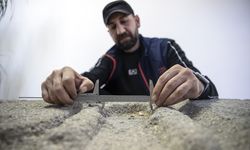 Tunceli'de baraj gölünün çekilmesiyle Pertek Kalesi'nde sanduka parçası bulundu