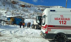 Tunceli'de kardan yolu kapanan köylerdeki iki hasta ekiplerce hastaneye ulaştırıldı