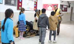 Van'da ihtiyaç sahibi 2 bin öğrenciye bot ve mont yardımında bulunuldu