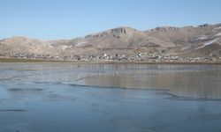 Van'daki Sıhke Gölü'nün yüzeyi kısmen buzla kaplandı