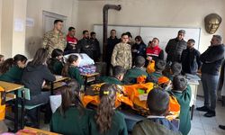 Yüksekova'da kurumların ve hayırseverlerin desteğiyle köylerdeki öğrencilere giyim yardımı yapıldı