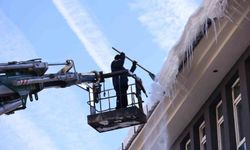 Bingöl'de buz sarkıtları itfaiye ekiplerince temizlendi