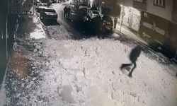 Çatıdan kar kütleleri düştü: Bir şahıs koşarak saniyeler içerisinde kurtuldu
