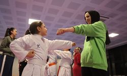 Erzincan'da sağlıklı yaşam için çocuklar anneleriyle karate yapıyor