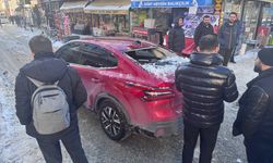 Erzurum'da çatıdan düşen kar kütlesi seyir halindeki araçta hasara yol açtı