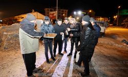 Erzurum'da karla mücadele ekiplerine çay ve tatlı ikramında bulunuldu