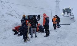 Hakkari'de çığ altında kalan hafif ticari araçtaki 2 kişi kurtarıldı