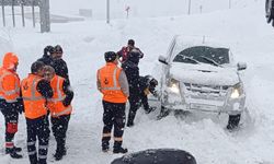 Hakkari'de farklı noktalara düşen çığlar ekiplerin çalışmasıyla temizlendi