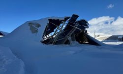 Hakkari'de kar nedeniyle bazı halı saha ve binaların çatıları çöktü