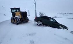 Karlıova'da karla mücadele sürüyor: Mahsur kalan araçlar kurtarıldı