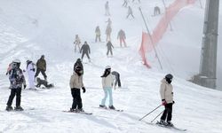 Kayakseverler Palandöken Kayak Merkezi'nde, yeni yılın ilk gününde eğlenceli vakit geçiriyor