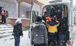 Muş'ta yolu kardan kapanan köydeki hasta ekiplerce hastaneye ulaştırıldı