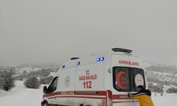 Tunceli'de kar nedeniyle yolu kapanan mezradaki hasta ekiplerce hastaneye ulaştırıldı