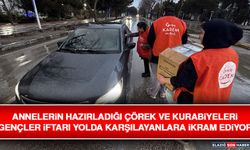 Annelerin Hazırladığı Çörek ve Kurabiyeleri Gençler İftarı Yolda Karşılayanlara İkram Ediyor