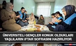 Üniversiteli Gençler Konuk Oldukları Yaşlıların İftar Sofrasını Hazırlıyor