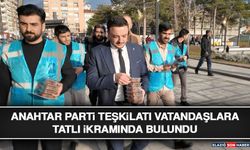 Anahtar Parti Teşkilatı Vatandaşlara Tatlı İkramında Bulundu