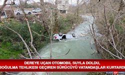 Dereye Uçan Otomobil Suyla Doldu, Boğulma Tehlikesi Geçiren Sürücüyü Vatandaşlar Kurtardı
