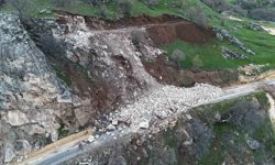Bingöl'de heyelan yolu kapattı