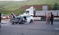 Solhan'da tır ile otomobil kafa kafaya çarpıştı: 3 yaralı