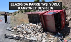 Elazığ'da Parke Taşı Yüklü Kamyonet Devrildi