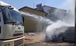 İstiflenen plastik pencereler alev aldı