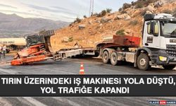 Tırın Üzerindeki İş Makinesi Yola Düştü, Yol Trafiğe Kapandı