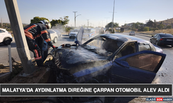 Malatya'da Aydınlatma Direğine Çarpan Otomobil Alev Aldı