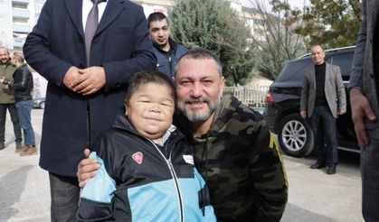 Hüsnü Şenlendirici’den engelli öğrencilere moral