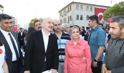 Ulaştırma ve Altyapı Bakanı Karaismailoğlu, Iğdır'da sokakta vatandaşlarla iftar yaptı: